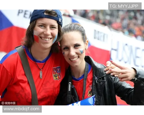 足球明星与女球迷亲密合照展现热爱与激情的瞬间